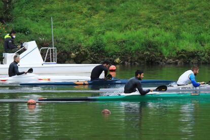 De izquierda a derecha: Cooper, Craviotto, Gemade y Arévalo este domingo en Trasona tras el test de K1-200.