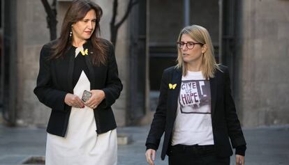 La consejera de Presidencia, Elsa Artadi (Der.) caminan por el Palau de la Generalitat junto a la consejera de Cultura, Laura Borràs (Izq.)