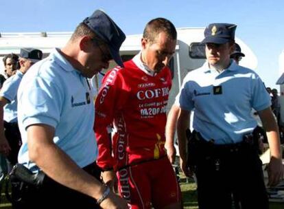 Moreni, detenido ayer en la cima del Aubisque.