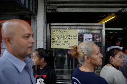 Padaria na Venezuela exibe um cartaz pedindo para que os clientes não façam fila.