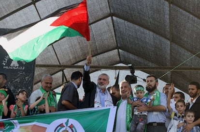 El líder de Hamás (en el centro) ondea una bandera palestina tras la tregua con Israel, el 27 de agosto de 2014.