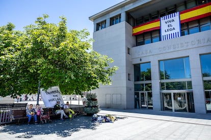 Rubén Agudo y Charles Rodríguez, bomberos de Leganés en huelga de hambre por el limbo profesional en el que los mantienen su ayuntamiento y la comunidad al no asignarles una tarea como funcionarios de carrera.