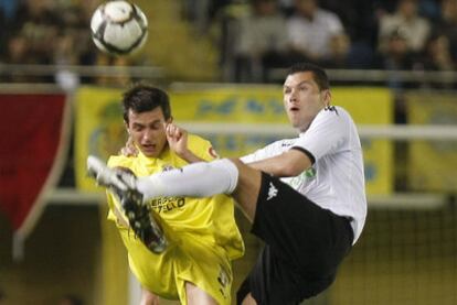 Joseba Llorente y Navarro pelean por el balón.