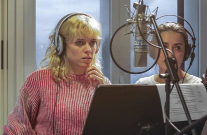 Maggie Civantos y Elisa Chía durante la grabación de 'Mujercitas'.