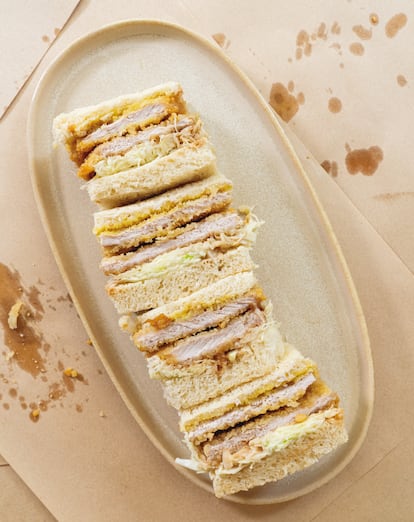 Katsu sando: sándwich de milanesa japonés. Imagen proporcionada por la editorial Catapulta.