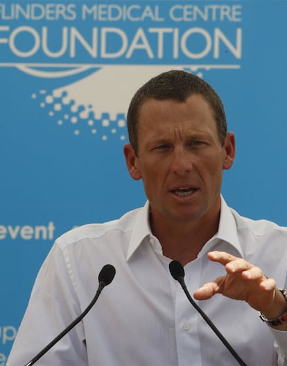 Asimismo, deportistas de élite han hecho un llamamiento por la causa. Así, la fundación de la leyenda del ciclismo Lance Armstrong, LiveStrong, se comprometió la entrega de 250.000 dólares a Médicos Sin Fronteras y el grupo Partners in Health para contribuir a la reconstrucción de Haití, según su sitio <i>web</i>.