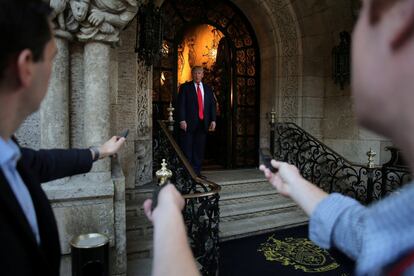 Trump habla, a la salida de la mansión Mar-a-Lago el pasado diciembre, con los medios tras una reunión con oficiales del Pentágono.