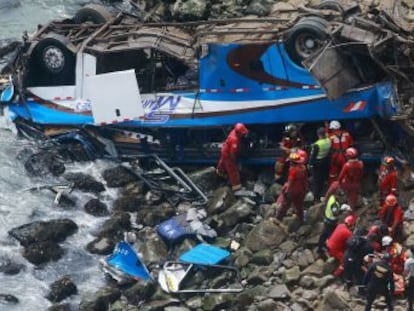 Otros seis viajeros han resultado heridos en el accidente, que se ha producido tras el choque con un camión, en el tramo conocido como  la curva del diablo 