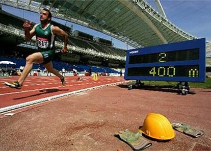 El casco y los guantes de los obreros, en el estadio olímpico de Atenas.