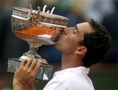 Albert Costa besa la copa de campeón de Roland Garros.