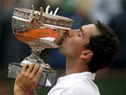 Albert Costa besa la copa de campeón de Roland Garros.