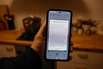 Mensaje de alerta enviado a móviles a través del sistema ES ALERT.