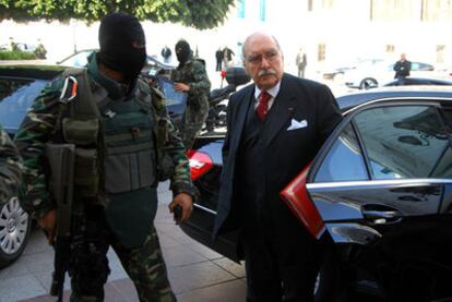 El presidente interino de Túnez, Fued Mbaza, llega a la sede del Gobierno escoltado por militares.