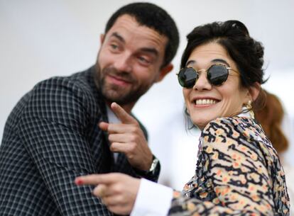 La directora y actriz francesa Melanie Doutey posa para una foto con el director Guillaume Gouix.