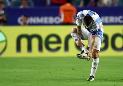 Messi se quitó el zapato para poder caminar con comodidad al salir del campo. 