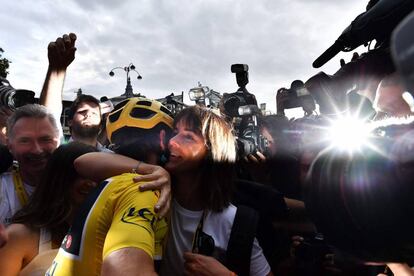 El ganador del Tour de Francia 2018, Geraint Thomas (i) celebra la victoria rodeado de medios de comunicación en París (Francia).