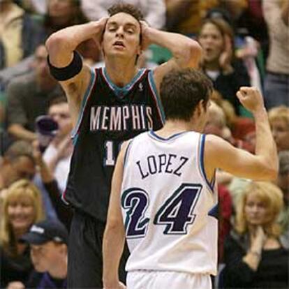 Gasol se lamenta mientras Raúl López celebra una acción de su equipo.