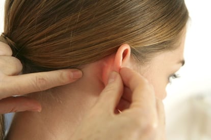 Para San Antonio-Abad, un masaje en la oreja es una técnica infalible de relajación. El estrés está causado por múltiples factores, uno de ellos es el ruido con el que convivimos. “El silencio sosiega la mente, evita los pensamientos tóxicos y recurrentes, y reduce el consumo energético del cerebro, pudiendo emplear esa energía en cosas más positivas”, afirmó a BUENAVIDA Rafael G. de Silva, profesor de mindfulness en City Yoga (Madrid). Hacerse un masaje en silencio o con música relajante puede ser un gran aliado contra los nervios.
¿Dónde ir? <a href="http://www.bucmi.com/" target=blank>Tsubo Terapias Naturales</a> (Barberá del Vallés) Masaje Neurosedante, 32 euros.