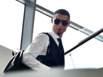 Cristiano Ronaldo, no aeroporto de Moscou, volta a Portugal com sua seleção.