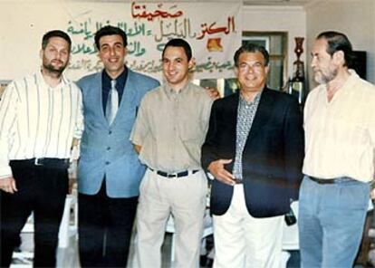 José Antonio Bernal (en el centro), con amigos, en una fotografía tomada en Bagdad en fecha desconocida.