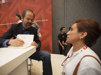 Juan Villoro firma un libro en la presentaci&oacute;n de &#039;One hit wonder&#039;.