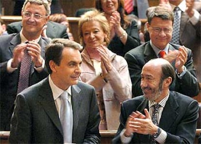 Zapatero ha incluido en su intervención una oferta de pacto de Estado sobre inmigración y el anuncio de la creación de una nueva figura, el Estatuto de los Ciudadanos Españoles en el Mundo. El presidente electo ha concluido su intervención con una referencia al impulso que pretende dar a la cultura española aprovechando el cuarto centenario del Quijote y, parafraseando a Cervantes, ha prometido un Gobierno de "meollo y de sustancia".