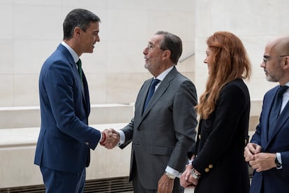 El presidente del Gobierno, Pedro Sánchez, saluda a Antoni Vila, director general de la fundación bancaria 'La Caixa'.