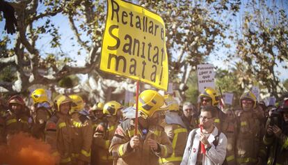 Protesta de médicos y bomberos, en noviembre.