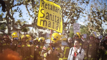 Protesta de médicos y bomberos, en noviembre.