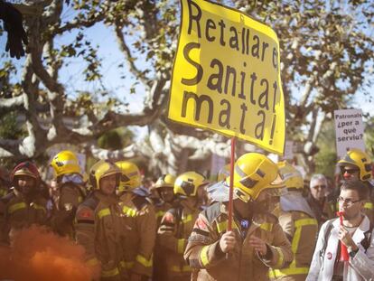 Protesta de médicos y bomberos, en noviembre.