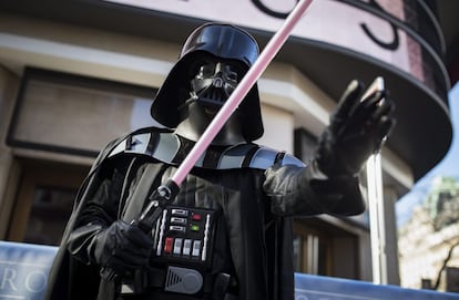 Un seguidor de la saga de Star Wars, disfrazado de Darth Vader, posa a las puertas del cine Grand Rex de París (Francia).