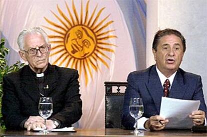 El presidente Duhalde (derecha), junto al presidente de la Conferencia Episcopal argentina, monseñor Karlic.