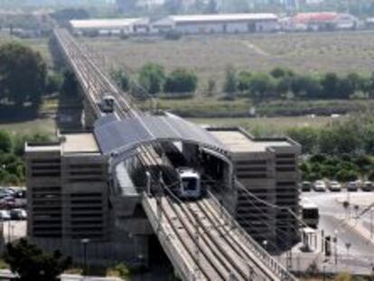 Trazado del metro de Sevilla en uno de sus tramos a cielo abierto.