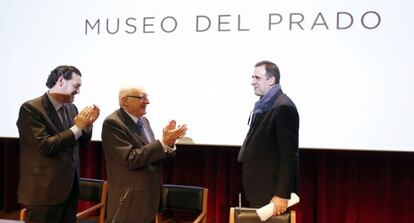 El director del Prado, Miguel Zugaza, y el presidente del Patronato del museo, Jos&eacute; Pedro P&eacute;rez-Llorca, aplauden a Finaldi.