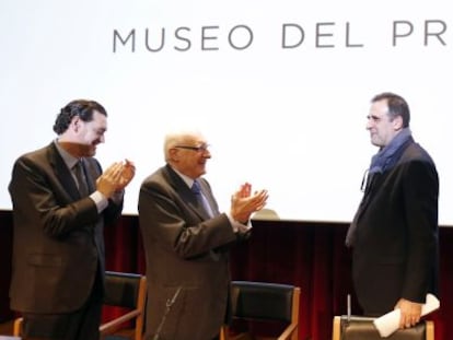 El director del Prado, Miguel Zugaza, y el presidente del Patronato del museo, Jos&eacute; Pedro P&eacute;rez-Llorca, aplauden a Finaldi.