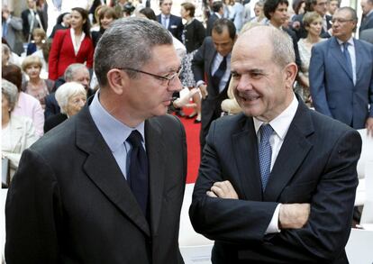 La recepción en la Real Casa de Correos ha contado con la asistencia de 1.500 personalidades, entre ellas, representantes de las instituciones locales, regionales y estatales. En la imagen, el alcalde de Madrid, Alberto Ruiz-Gallardón, charla animadamente con el vicepresidente tercero del Gobierno, Manuel Chaves, en un momento del acto.