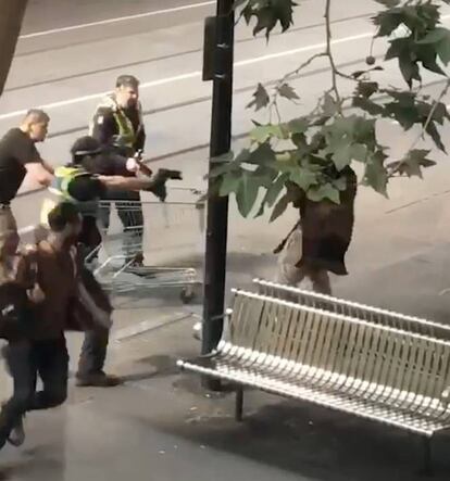 Captura de vídeo que muestra a los agentes de policía disparando al atacante de Melbourne. La policía australiana ha confirmado la muerte del individuo tras los disparos de las fuerzas de seguridad.