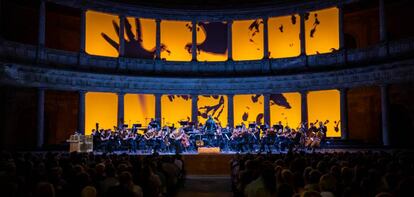 La Mahler Chamber Orchestra bajo la dirección de Pablo Heras-Casado durante ‘El sombrero de tres picos’ con banda visual de Frederic Amat.