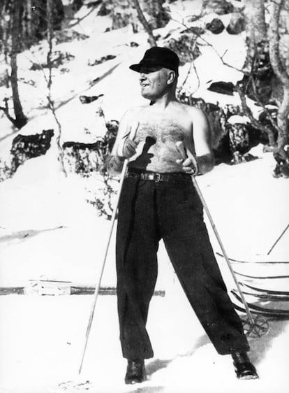 Benito Mussolini, en la nieve.