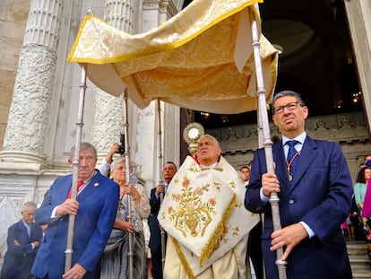 El obispo de Cádiz, Rafael Zornoza, durante las celebraciones del Corpus en junio de 2022, realizada en la Catedral de Cádiz, en una imagen distribuida por el Obispado de Cádiz.