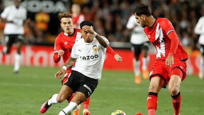 Justin Kluivert con el balón ante Alejandro Catena durante el partido entre el Valencia y el Rayo Vallecano, en Mestalla este lunes.