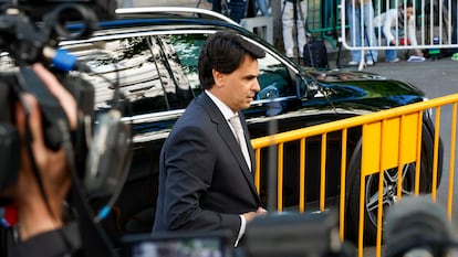 Alberto González Amador (d), pareja de la presidenta de la Comunidad de Madrid Isabel Díaz Ayuso, en una imagen reciente captada a su llegada al Tribunal Supremo, donde declaró como testigo por su querella contra el fiscal general del Estado, Álvaro García Ortiz, por supuesta revelación de secretos.