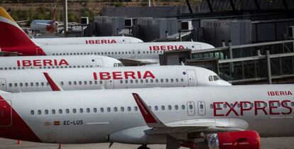 Vista de unos aviones de Iberia en la pista de la terminal T4 del aeropuerto de Madrid.