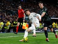El canterano del Real Madrid Dani Yáñez protege el balón ante el jugador del Elche Martim Neto.