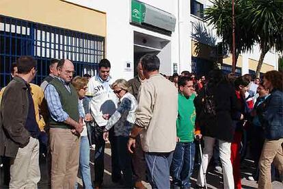 Profesores y alumnos de un instituto de Montilla protestaron ayer contra una nueva agresión a un profesor.