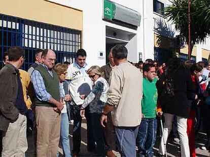 Profesores y alumnos de un instituto de Montilla protestaron ayer contra una nueva agresión a un profesor.