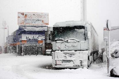 Cientos de camiones están estacionados al lado de la autovía que comunica con Francia, debido a las grandes cantidades de nieve.