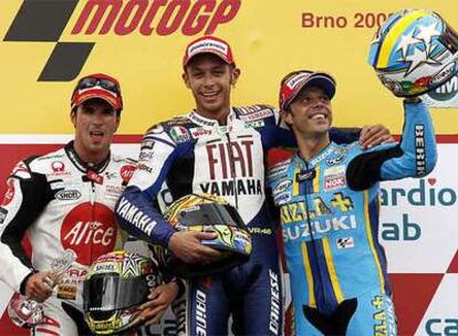 Valentino Rossi, ganador en MotoGP, Toni Elías (izquierda), segundo, y Capirossi, tercero, ayer en Brno.