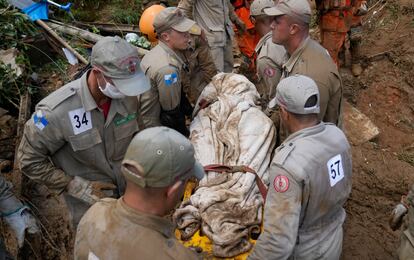 Rescue workers remove the body of a mudslide victim in Petrópolis on Wednesday.