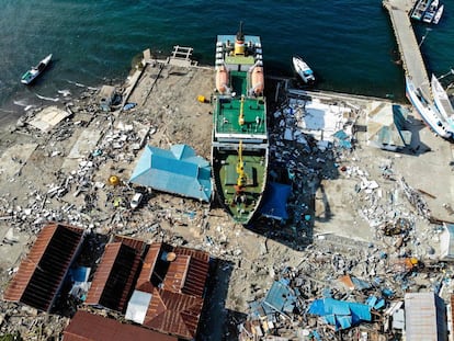 Fotografía aérea que muestra un transbordador de pasajeros arrastrado hacia los edificios de Wani (Indonesia).